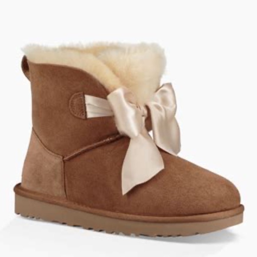 UGG Gita Bow Mini Boots (size 8)